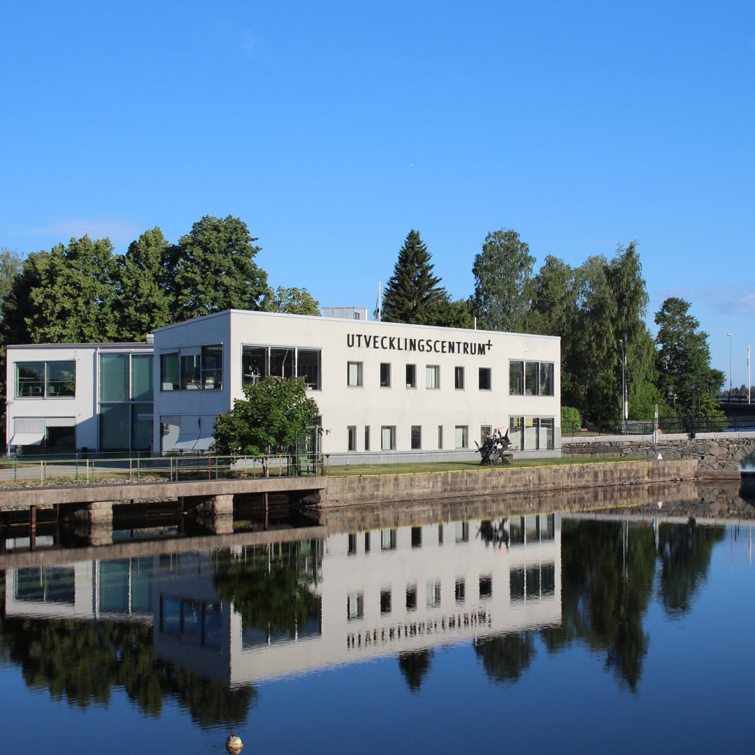 Utvecklingscentrum vid vattnet i Bengtsfors en solig dag